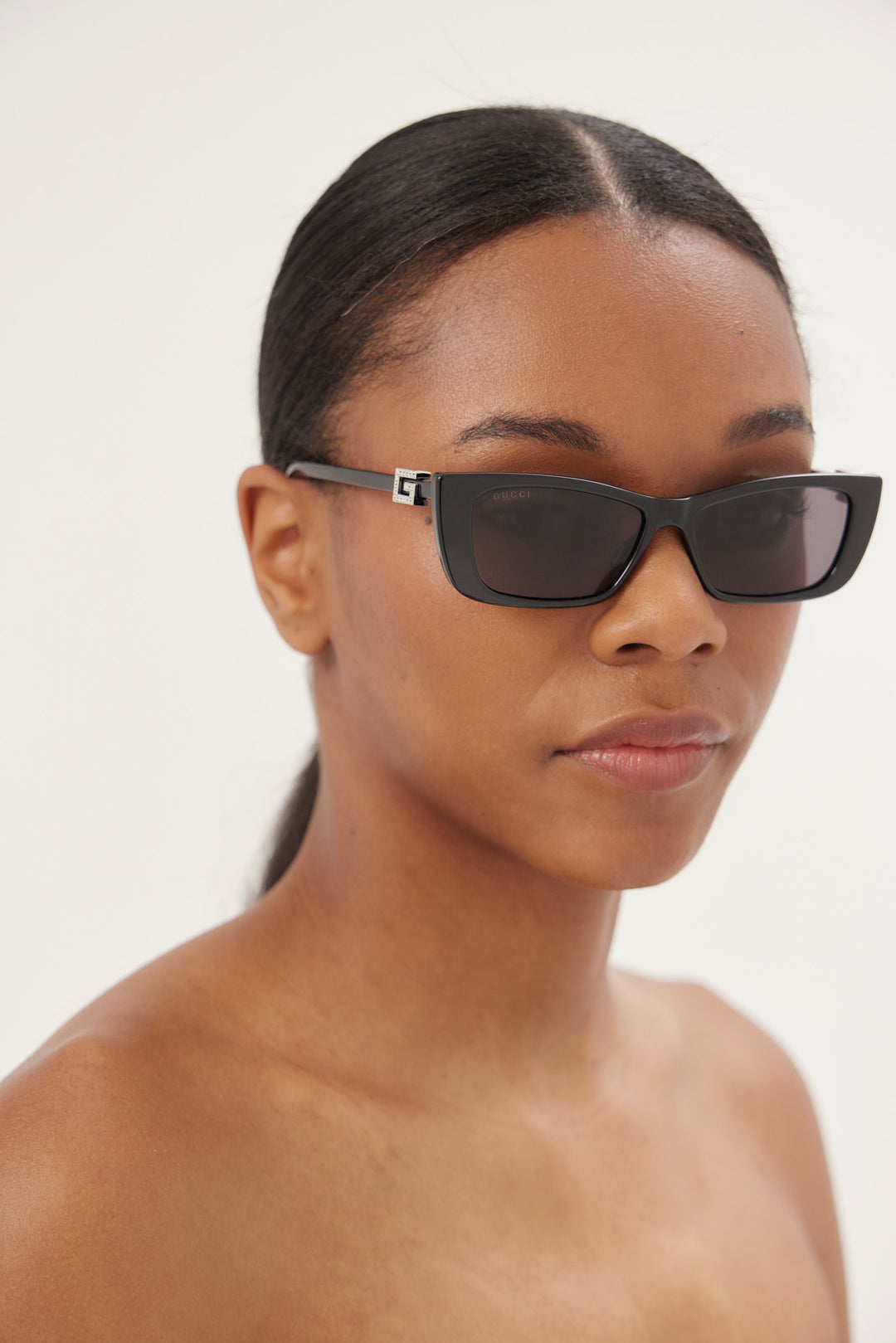 Gafas de sol Gucci de ojo de gato negras con logotipo plateado