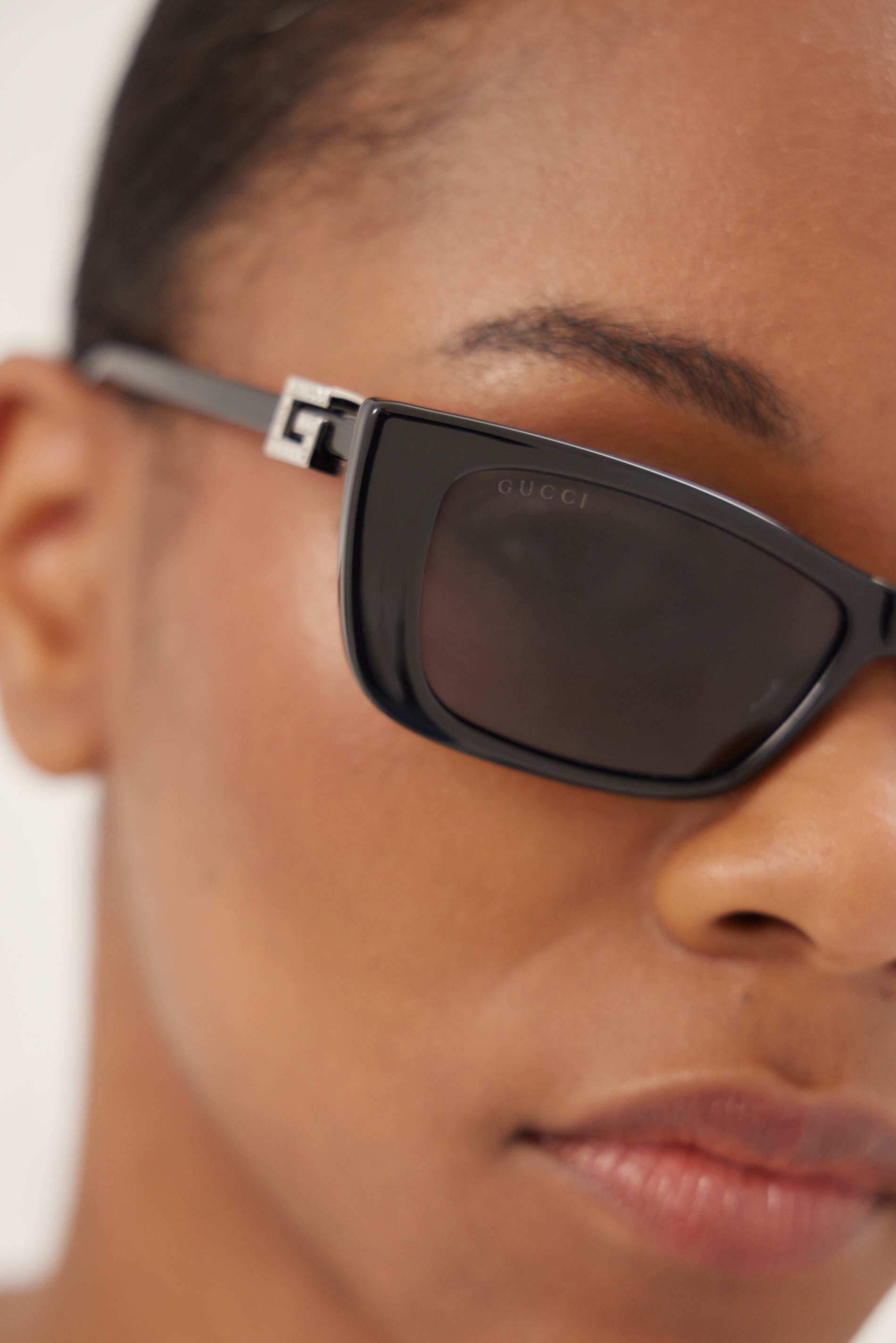 Gafas de sol Gucci de ojo de gato negras con logotipo plateado