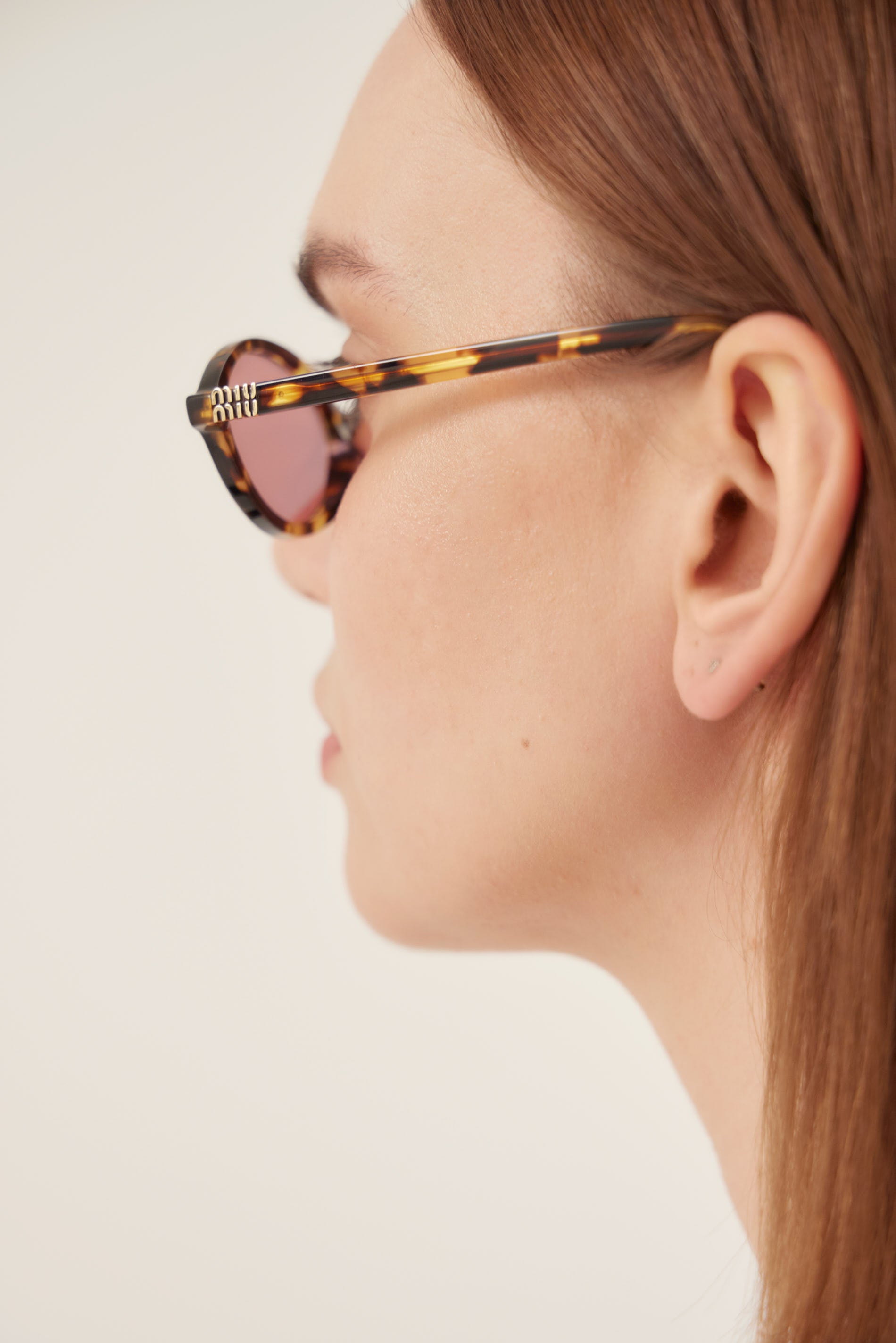 Occhiali da sole ovali Miu Miu in acetato marrone e rosa
