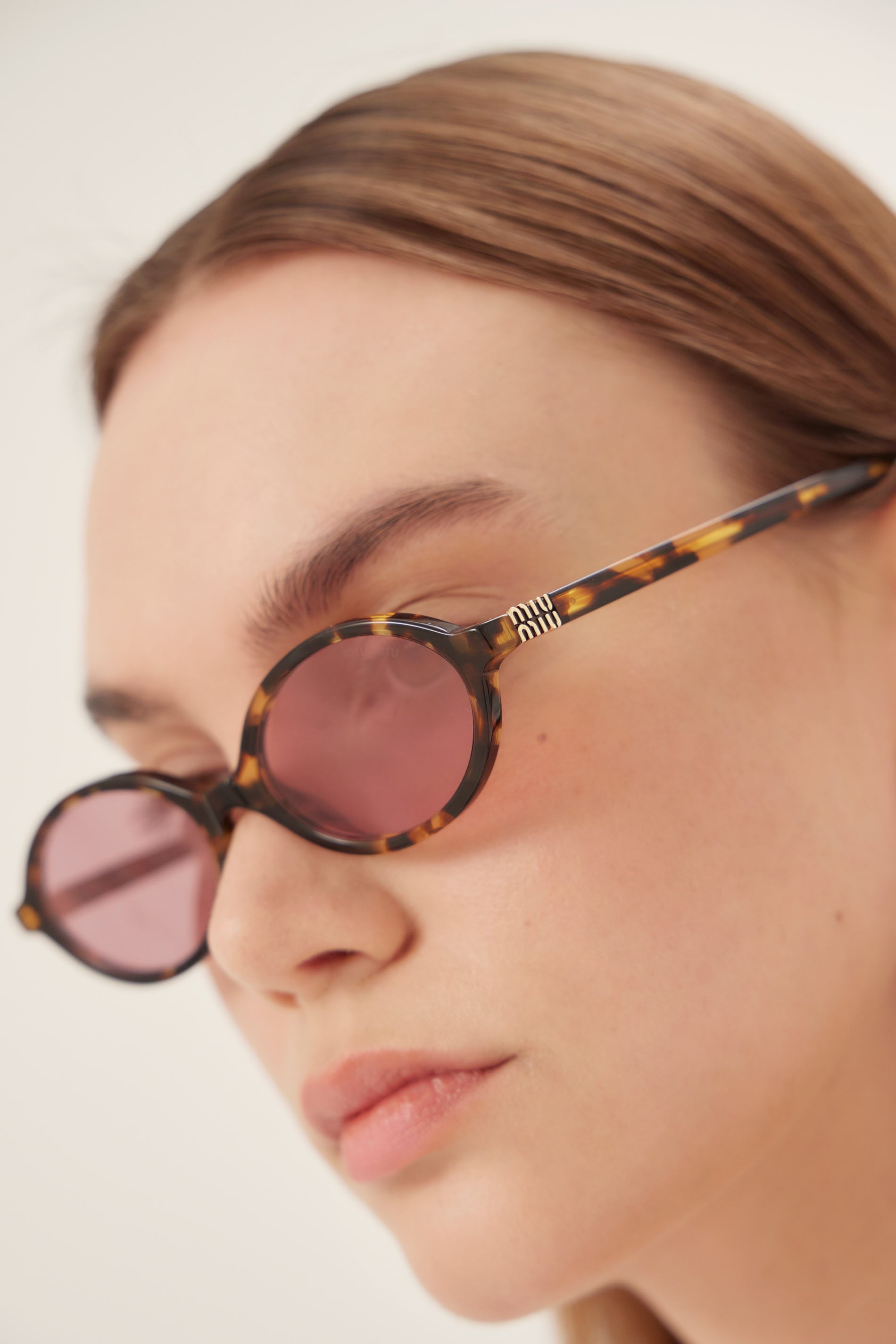 Occhiali da sole ovali Miu Miu in acetato marrone e rosa
