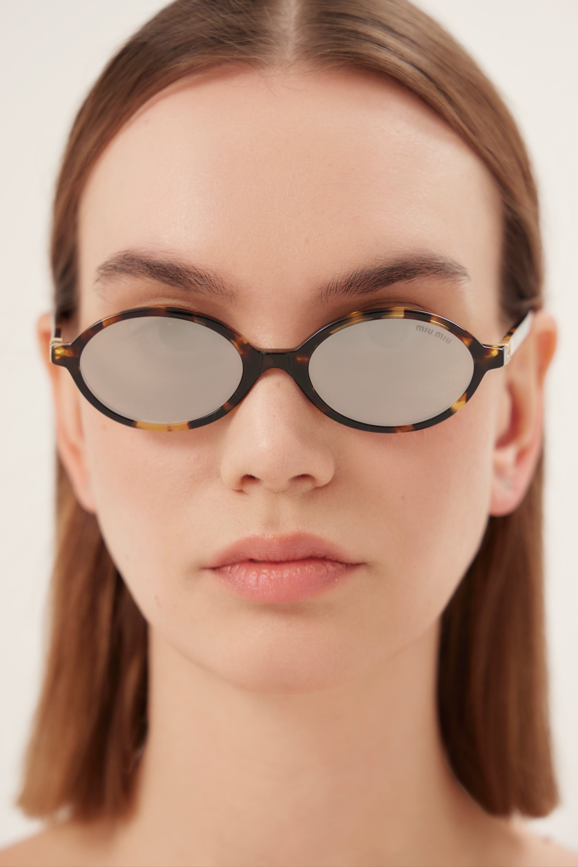 Occhiali da sole ovali Miu Miu in acetato havana e argento