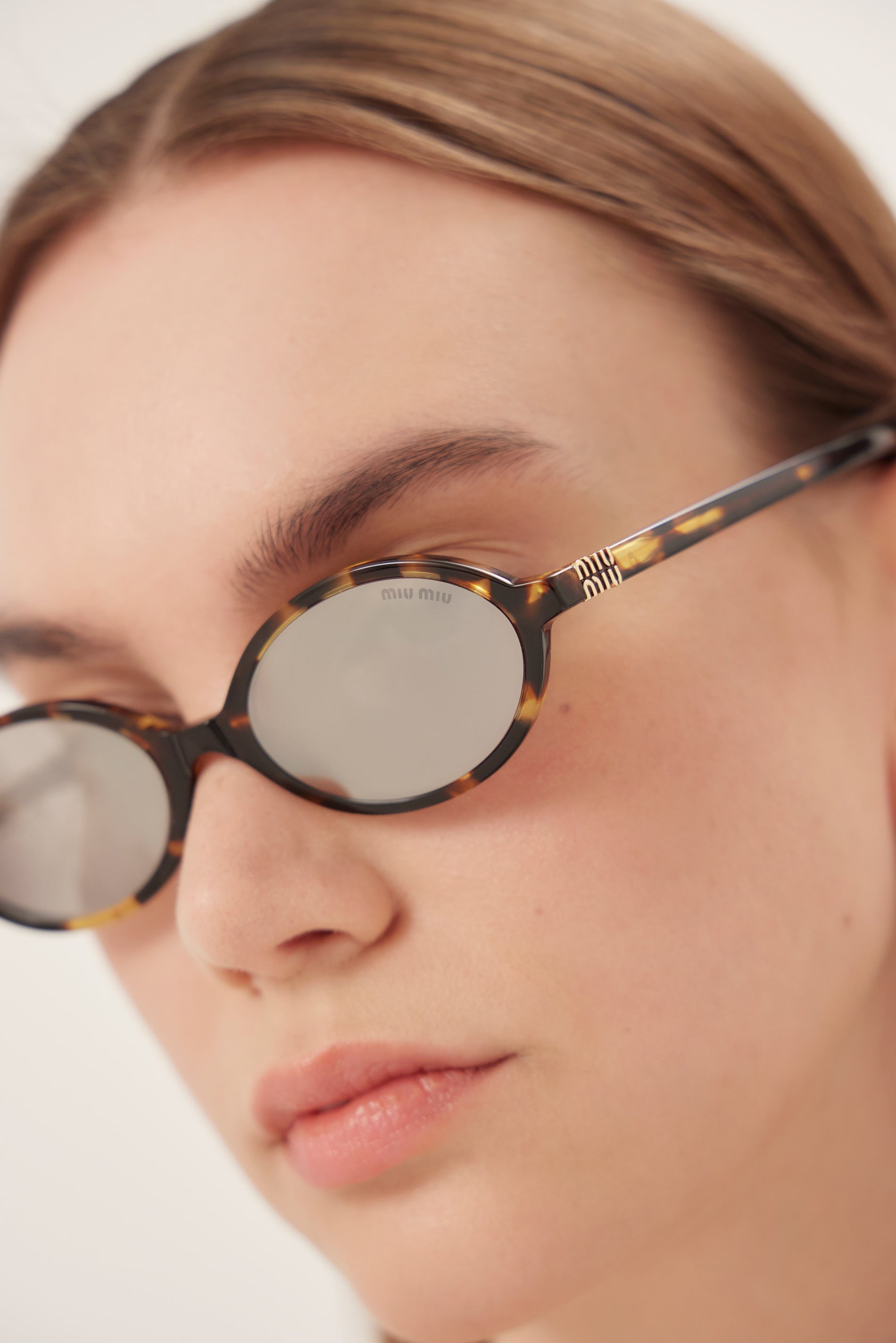 Occhiali da sole ovali Miu Miu in acetato havana e argento