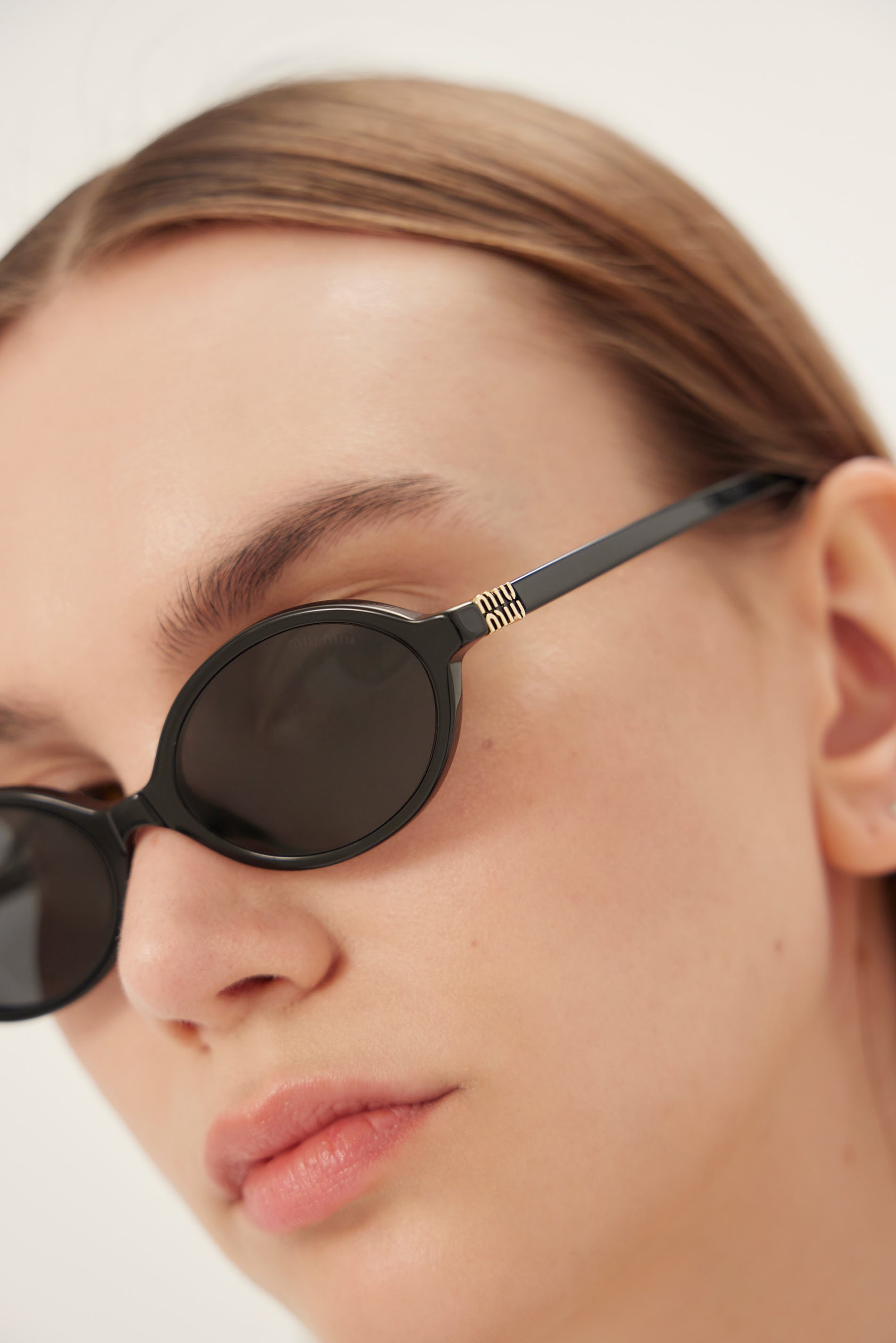 Miu Miu occhiali da sole ovali in acetato nero