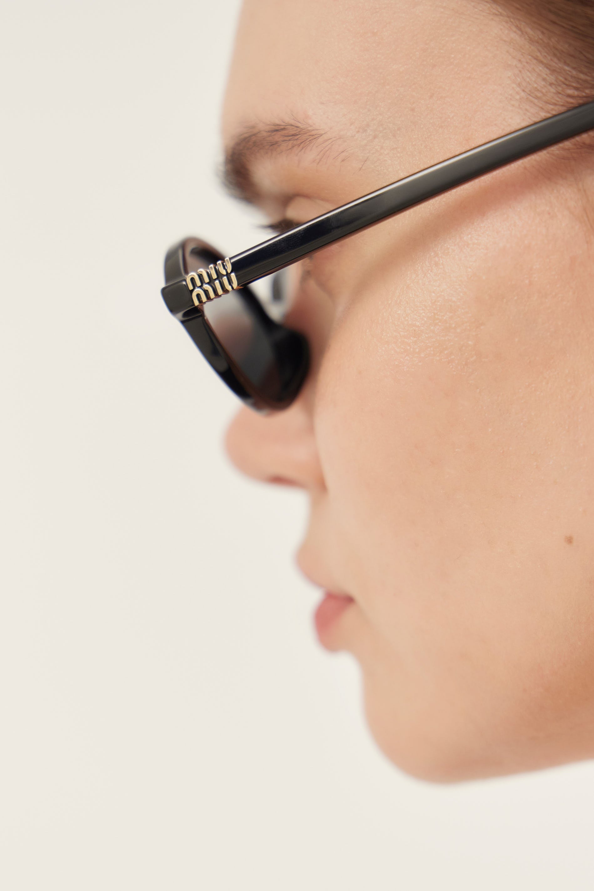 Miu Miu occhiali da sole ovali in acetato nero