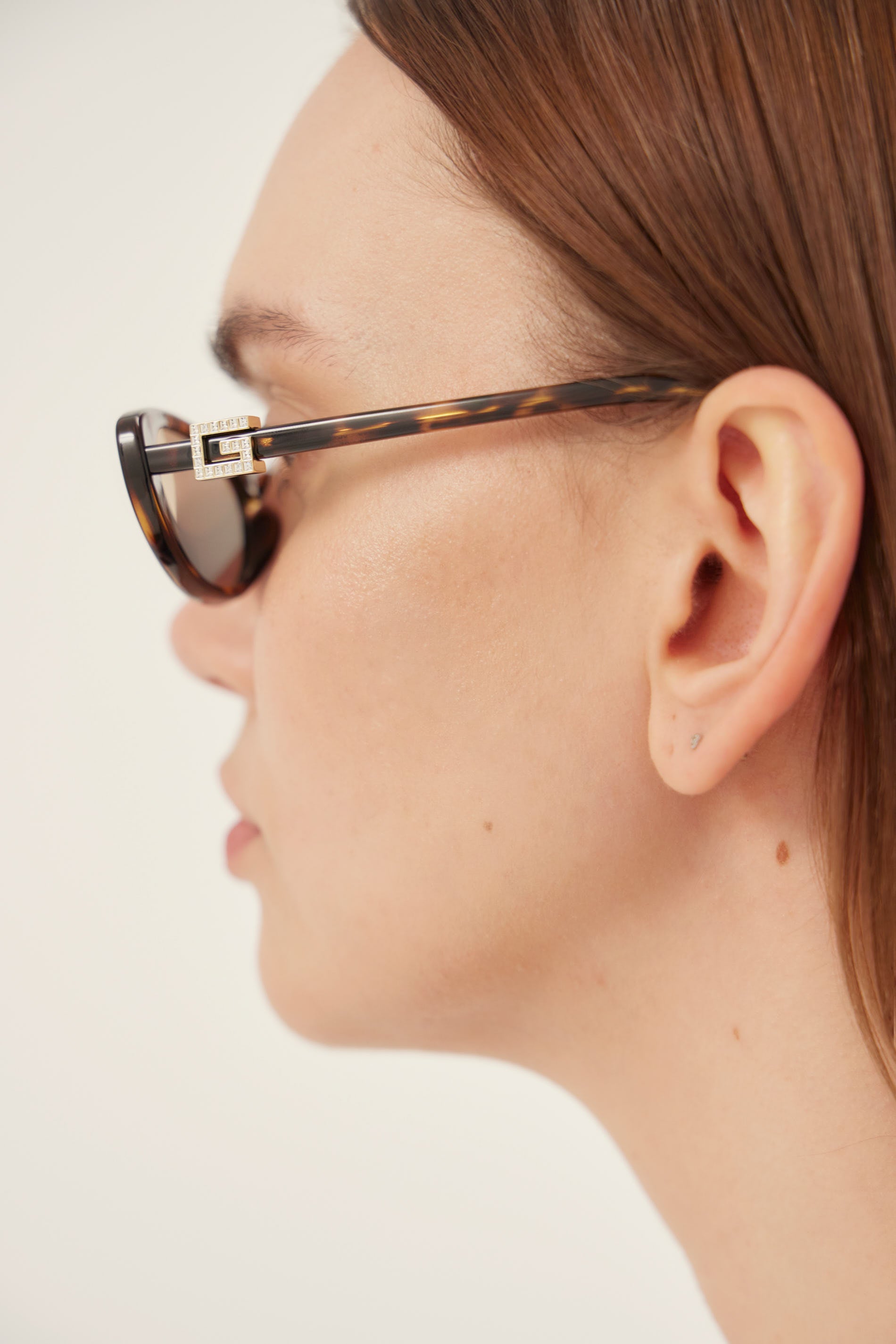 PRE-ORDINE - Occhiali da sole Gucci ovali cat-eye marroni e grigi con logo dorato
